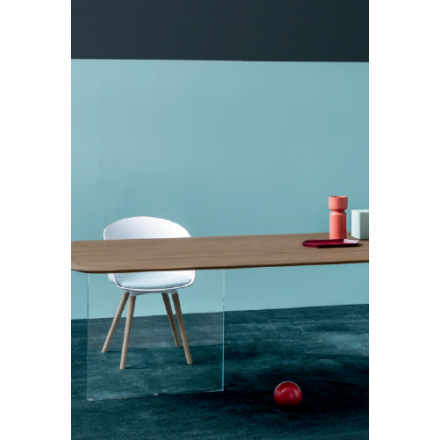 Devina Nais New York - Table with Solid Wood Top